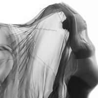 Klasik, clean, namun aestetik. Foto hasil bidikan fotografer Dikha Deansa mampu menangkap keindahan kasih sayang sang ibu pada calon bayi di dalam perut. Foto: Instagram/@julstelle