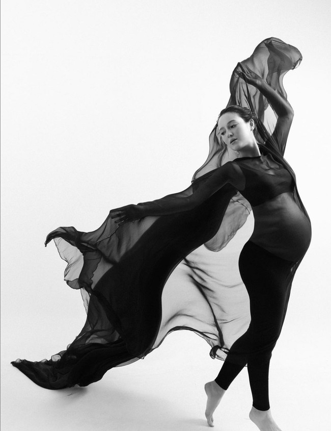 Meskipun minimalis tanpa ada properti tambahan, hasil foto begitu indah dan dramatis. Foto: Instagram/@julstelle