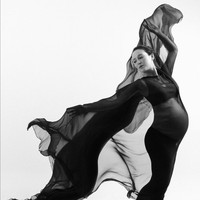 Meskipun minimalis tanpa ada properti tambahan, hasil foto begitu indah dan dramatis. Foto: Instagram/@julstelle