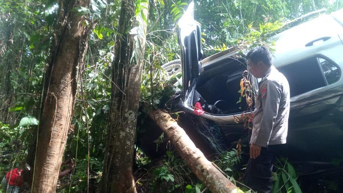 Penampakan mobil Lapas Kelas II B Manokwari Selatan masuk jurang di Pegunungan Arfak, Papua Barat. Dokumen Istimewa