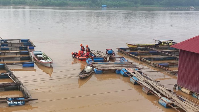 Pencarian korban tenggelam di Muaro Jambi. (Foto: Istimewa)