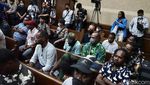 Pendukung-Keluarga Hadiri Sidang Perdana Lukas Enembe