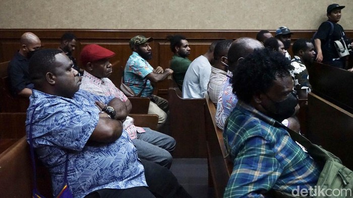 Pendukung-Keluarga Hadiri Sidang Perdana Lukas Enembe Sidang perdana Lukas Enembe pada kasus suap dan gratifikasi dihadiri pendukung hingga keluarga di Pengadilan Tipikor, Jakarta, Senin (11/6/2023). Mereka memantau sidang dengan tertib.