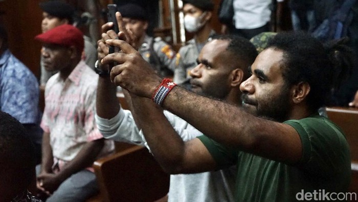 Sidang perdana Lukas Enembe pada kasus suap dan gratifikasi dihadiri pendukung hingga keluarga di Pengadilan Tipikor, Jakarta, Senin (11/6/2023). Mereka memantau sidang dengan tertib.