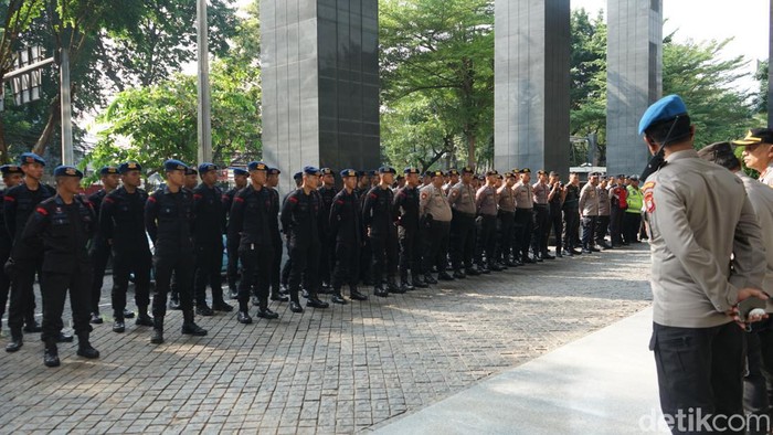 Anggota brimob Polri menggelar persiapan pengamanan sidang Lukas Enembe di PN Jakarta Pusat, Senin (19/6/2023).