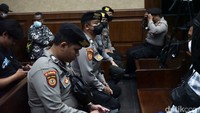 Lukas Enembe diketahui menjalani sidang perdananya terkait kasus suap dan gratifikasi pada hari ini.