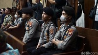 Sebagian anggota berjaga di dalam ruang sidang.