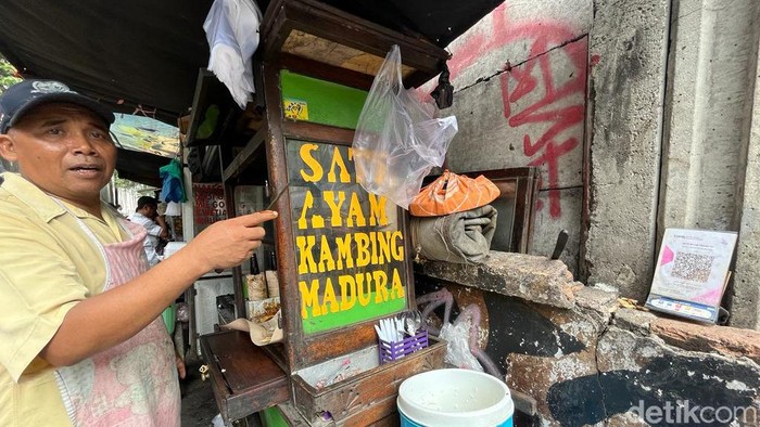 Penjual sate di Mampang, Jaksel melayani pembayaran QRIS