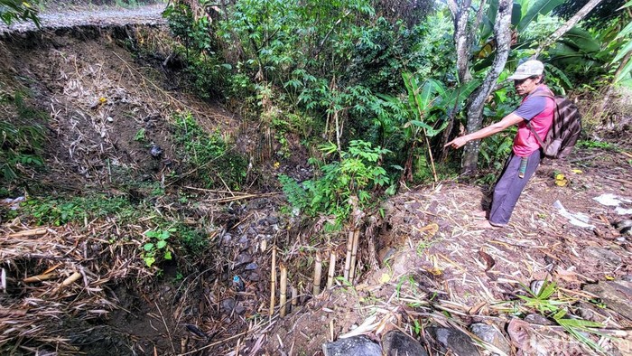 Pepen menunjukan lokasi mayat yang ia temukan