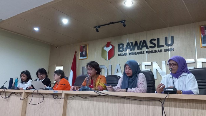 Perempuan Indonesia Antikorupsi (PIA) mendatangi gedung Bawaslu RI pada Senin (19/6/2023).