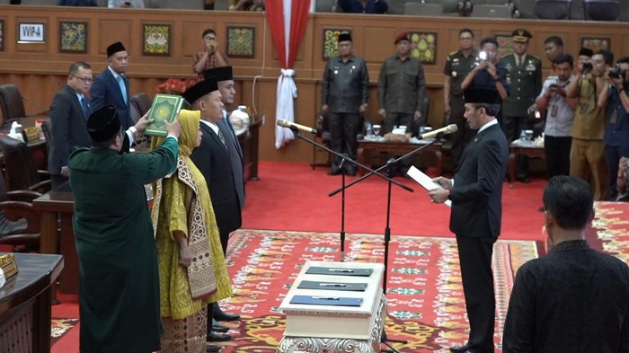 Ketua DPRD Jambi Edi Purwanto saat melantik tiga anggota dewan baru.