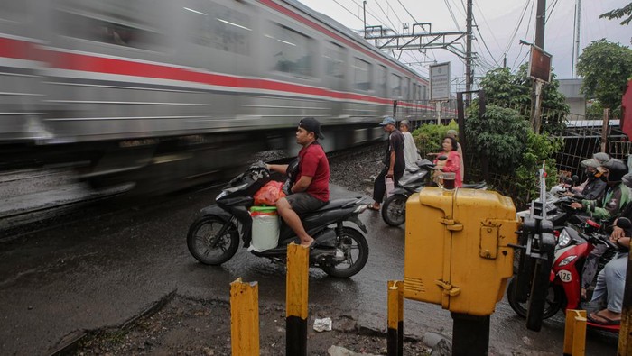 Sejumlah pengendara melintas di pintu perlintasan kereta api Pejaten Timur, Pasar Minggu, Jakarta, Senin (19/6/2023). Pemerintah Kota Administrasi Jakarta Selatan berencana menutup pintu perlintasan kereta api di Jalan Masjid Al-Makmur, Pasar Minggu guna mengurangi kemacetan di kawasan tersebut. ANTARA FOTO/Fauzan/tom.