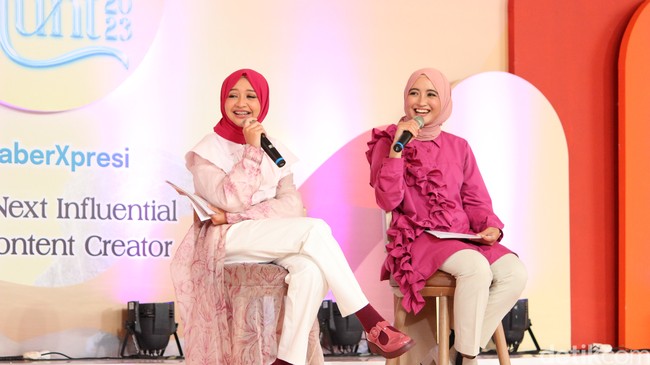 Halda biasa disapa Childa ini lahir pada 12 Agustus 2004 dia memadukan outfit brand Ria Miranda dari butik Rumah Ayu @rumahayu dengan palazzo pants putih. Gaya ini membuat Halda terlihat feminin dan enerjik. Foto: Dok. @hijabhunt.
