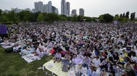 ARMY (penggemar BTS) dari seluruh dunia tampak memadati taman tersebut sejak siang.   
