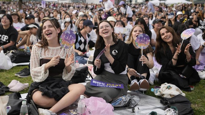 Pesta Kembang Api Meriahkan Ulang Tahun ke-10 BTS di Seoul Firework explode over the Han River during an event to celebrate the 10th debut anniversary of K-pop band BTS in Seoul, South Korea, Saturday, June 17, 2023. (AP Photo/Lee Jin-man)