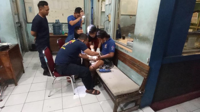 Petugas Damkar Semarang memotong cincin yang menyangkut di penis seorang pria asal Demak, Jawa Tengah, Senin (19/6/2023).