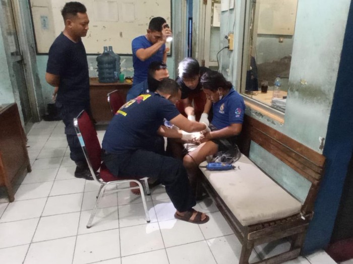 Petugas Damkar Semarang memotong cincin yang menyangkut di penis seorang pria asal Demak, Jawa Tengah, Senin (19/6/2023).