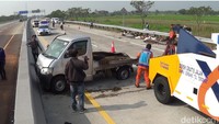 Penampakan pikap usai dibalik kembali ke posisi semula dengan mobil derek. Kecelakaan tunggal itu dipicu oleh pecah ban. Foto: Sugeng Harianto/detikJatim
