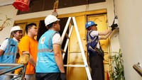 Ini momen saat petugas PLN memasang Smart Meter di rumah pelanggan. Program penggantian menjadi Smart Meter AMI di lingkungan kerja PLN Unit Induk Distribusi Jakarta Raya pada tahun 2023 dimulai hari ini di kawasan Teguk Gong, Jakarta Utara, yang merupakan pelanggan PLN UP3 Bandengan.