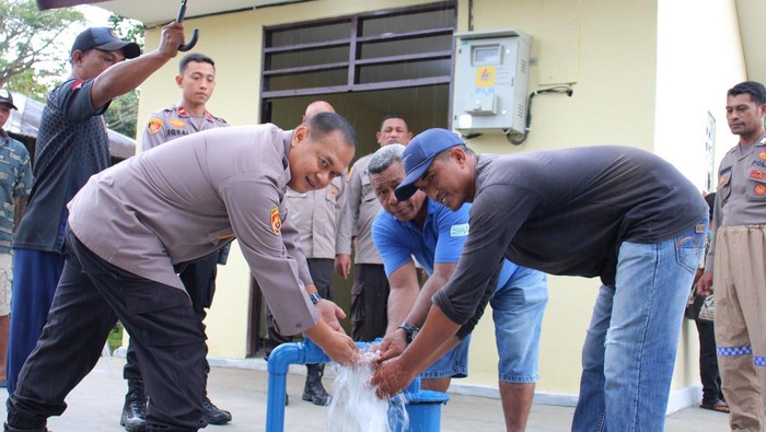 Polda Maluku merenovasi sarana air bersih aliri 250 KK di Tawiri, Maluku. Dokumen Istimewa