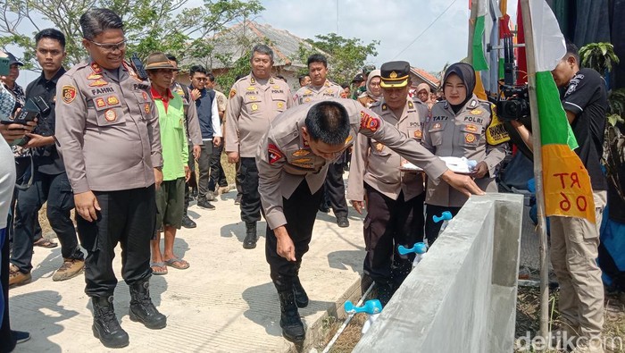 Polisi di Indramayu membuat program air bersih untuk desa yang krisis air