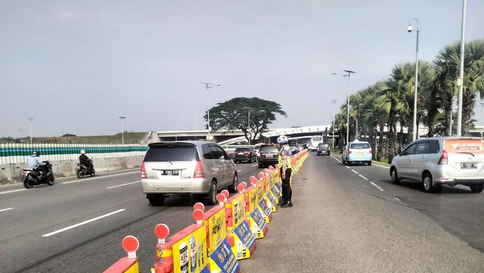 Polisi melakukan rekayasa lalu lintas menuju terminal keberangkatan Bandara Soekarno-Hatta, Senin (19/6/2023) pagi ini.