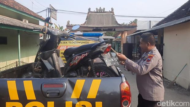 Polisi menunjukan barang bukti pencurian yang tertangkap basah di Polsek Tlogowungu, Senin (19/6/2023).