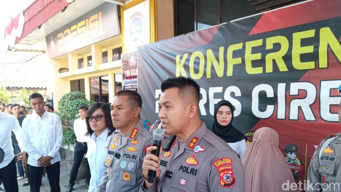 Polisi saat menjelaskan kronologi kasus penipuan yang dilakukan eks Kapolsek di Cirebon