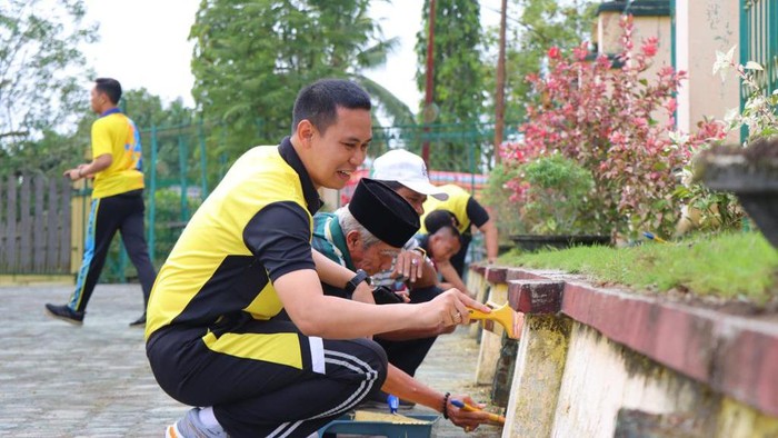Polres Kobar lakukan bersih-bersih di situs budaya Istana Kuning di Kobar, Kalteng