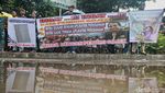 Poster-poster Lucu Ramaikan Aksi Sopir Gobox