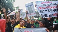 Dalam aksinya mereka membentangkan poster dan spanduk tuntutan.  