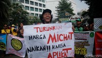 Salah satu poster yang dibawa bertulsikan tutunkan harga Michat naikan!! harga aplikator.  