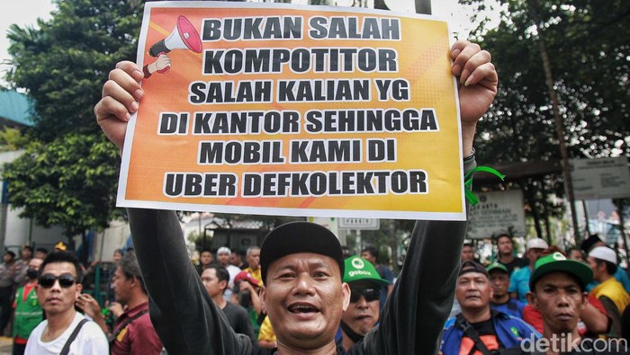 Poster-poster Lucu Ramaikan Aksi Sopir Gobox Para sopir jasa angkutan barang online Gobox berunjukrasa di depan kantor Gojek di Jakarta. Poster-poster lucu meramaikan aksi ini.