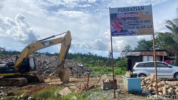 Potret jalan masuk Sanitary Renville dalam pengerjaan di TPA Sorong, Papua Barat Daya.
