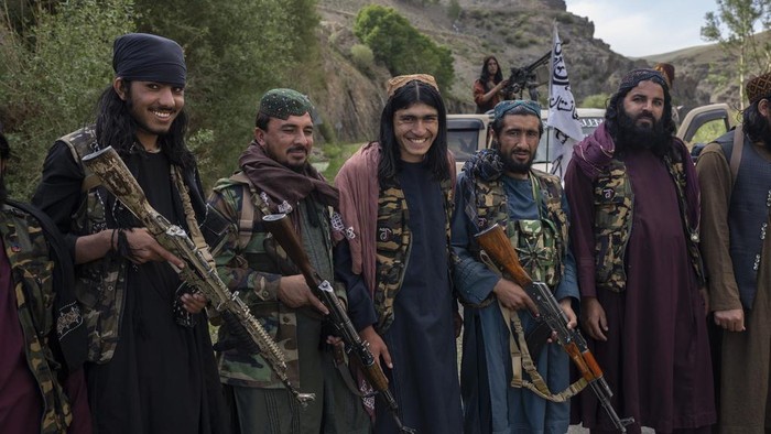 Potret Pasukan Taliban Patroli di Wilayah Pinggir Afghanistan A unit of Taliban fighters ride in a pickup truck on a road in Wardak province, Afghanistan, Sunday, June 18, 2023. (AP Photo/Rodrigo Abd)