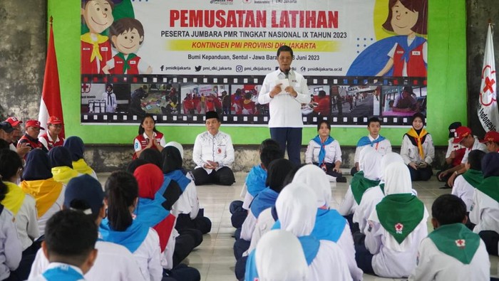 Ketua PMI Provinsi DKI Jakarta, Rustam Effendi, meninjau pemusatan latihan lapangan kontingen PMI DKI Jakarta di Bumi Kepanduan Sentul, Kabupaten Bogor, Jawa Barat, Jumat (16/6/2023).