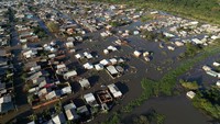Pemandangan udara menunjukkan kerusakan dan banjir yang disebabkan oleh hujan lebat akibat siklon ekstratropis, di Sao Leopoldo, negara bagian Rio Grande do Sul, Brasil 18 Juni 2023. Setidaknya 13 orang tewas di Rio Grande do Sul, menurut otoritas negara.  