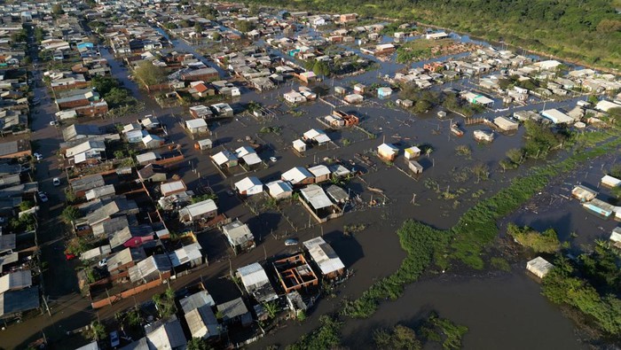 An aerial view shows the damage and flooding caused by heavy rains due to an extratropical cyclone, in Sao Leopoldo, Rio Grande do Sul state, Brazil June 18, 2023. REUTERS/Diego Vara