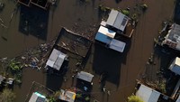 Badai menyebabkan hujan deras dan pencarian helikopter sedang dilakukan di lingkungan banjir untuk menemukan 20 lainnya yang hilang. Gubernur Negara Bagian Eduardo Leite mengatakan pihak berwenang telah melakukan 2.400 penyelamatan dalam dua hari terakhir.