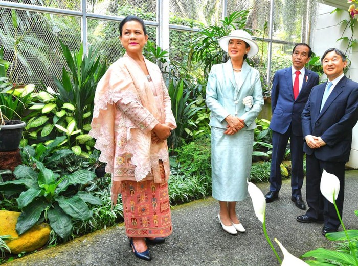 Presiden RI Joko Widodo bersama Ibu Negara Iriana Widodo menyambut kedatangan Kaisar Jepang Hironomiya Naruhito yang didampingi oleh Permaisuri Masako di Istana Bogor, Senin (19/6/2023). Kunjungan Kaisar Naruhito ini merupakan yang pertama kali sejak dinobatkan sebagai kaisar pada 2019.
