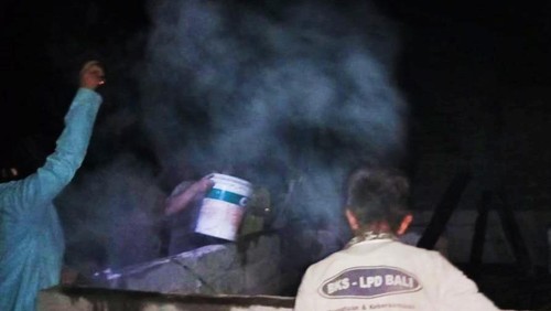 Proses pemadaman api yang membakar rumah milik I Wayan Sudana  di Banjar Dinas Belong, Desa Ban, Kecamatan Kubu, Kabupaten Karangasem, Minggu (18/6/2023) malam. (Istimewa)