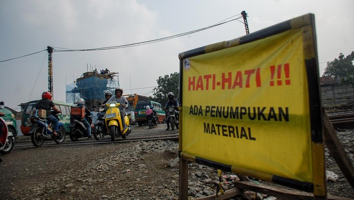 Kereta api melintas di samping proyek Jembatan Layang Ciroyom di Bandung, Jawa Barat, Senin (19/62023). Menteri Perhubungan Budi Karya Sumadi menyatakan, pembangunan Jembatan Layang Ciroyom tersebut merupakan bagian dari program penanganan perlintasan sebidang yang dilakukan oleh Kementerian Perhubungan melalui balai teknik perkeretaapian kelas I Bandung Direktorat Jenderal perkeretaapian serta ditargetkan rampung pada akhir 2023. ANTARA FOTO/Raisan Al Farisi/rwa.