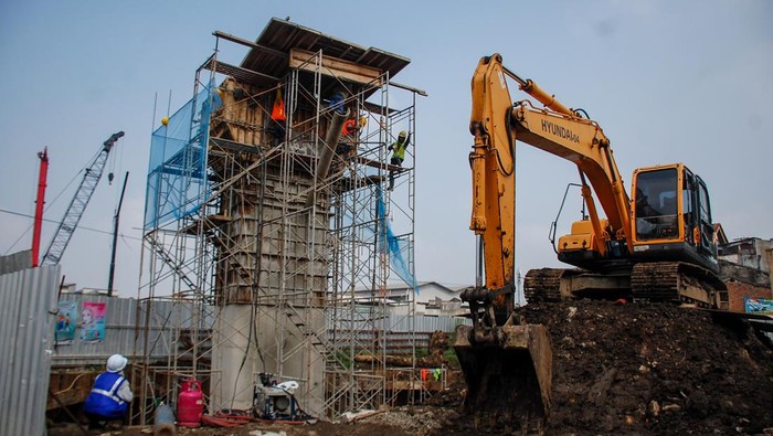 Kereta api melintas di samping proyek Jembatan Layang Ciroyom di Bandung, Jawa Barat, Senin (19/62023). Menteri Perhubungan Budi Karya Sumadi menyatakan, pembangunan Jembatan Layang Ciroyom tersebut merupakan bagian dari program penanganan perlintasan sebidang yang dilakukan oleh Kementerian Perhubungan melalui balai teknik perkeretaapian kelas I Bandung Direktorat Jenderal perkeretaapian serta ditargetkan rampung pada akhir 2023. ANTARA FOTO/Raisan Al Farisi/rwa.