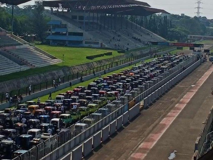 Ratusan Suzuki Jimny hadir di Indonesia Jimny Festival 2023 di Sirkuit Sentul Jawa Barat.