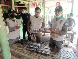 Razia Warkop, Satpol PP Gresik Amankan Ratusan Rokok Ilegal
