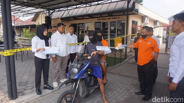 Rekonstruksi pembunuhan SMP di Mojokerto.