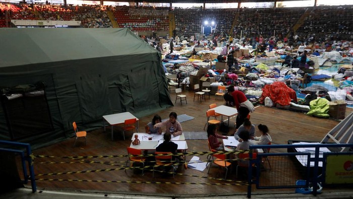 People affected by an extratropical cyclone rest in a gymnasium used as a shelter for flood victims in Sao Leopoldo, Rio Grande do Sul state, Brazil, June 18, 2023. REUTERS/Diego Vara