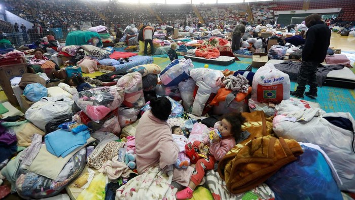 People affected by an extratropical cyclone rest in a gymnasium used as a shelter for flood victims in Sao Leopoldo, Rio Grande do Sul state, Brazil, June 18, 2023. REUTERS/Diego Vara