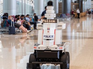 Bandara Singapura Diawasi oleh Robot Polisi Setinggi 2 Meter!