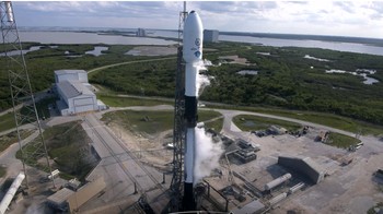 Satria-1 dibawa oleh roket Falcon-9 buatan SpaceX. Foto: Youtube/SpaceX